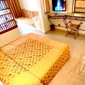 Zimmer mit Kingsize-Bett
